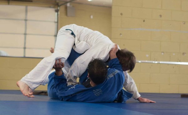 Come regolare l'allenamento per la forza in funzione della fase competitive nel judo?